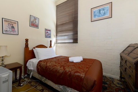 Edinburgh Gallery Bed & Breakfast - Accommodation Redcliffe 28