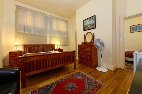 Edinburgh Gallery Bed & Breakfast - Accommodation Redcliffe 14