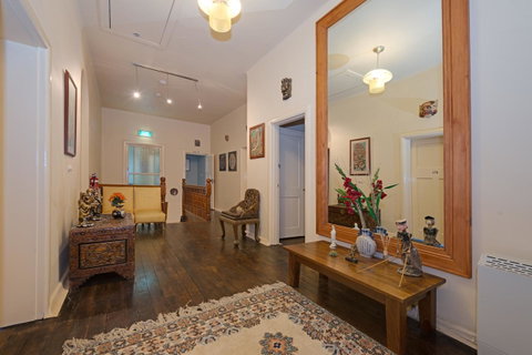 Edinburgh Gallery Bed & Breakfast - Accommodation Redcliffe 4