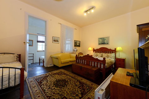 Edinburgh Gallery Bed & Breakfast - Accommodation Redcliffe 38