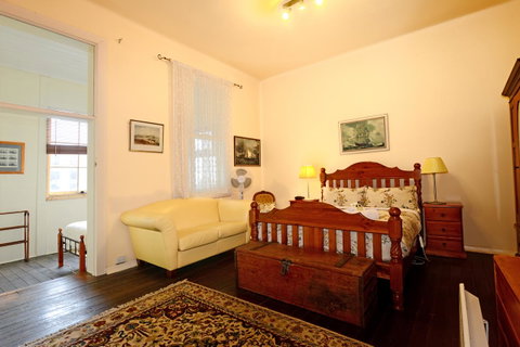 Edinburgh Gallery Bed & Breakfast - Accommodation Redcliffe 34
