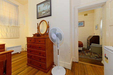 Edinburgh Gallery Bed & Breakfast - Accommodation Redcliffe 16