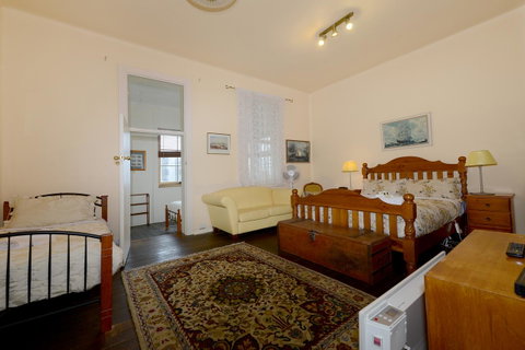 Edinburgh Gallery Bed & Breakfast - Accommodation Redcliffe 32
