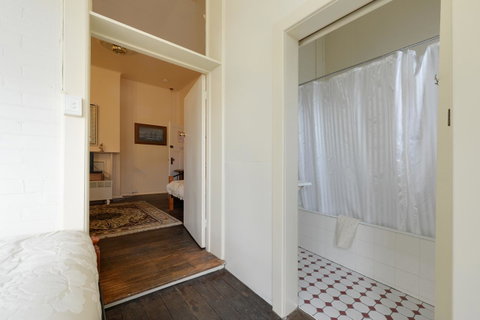 Edinburgh Gallery Bed & Breakfast - Accommodation Redcliffe 33