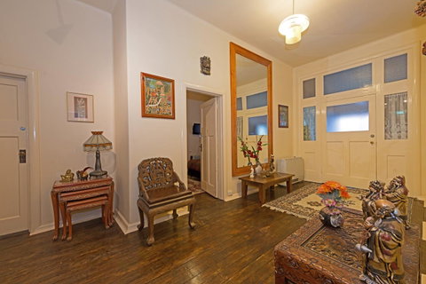 Edinburgh Gallery Bed & Breakfast - Accommodation Redcliffe 2