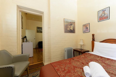 Edinburgh Gallery Bed & Breakfast - Accommodation Redcliffe 13