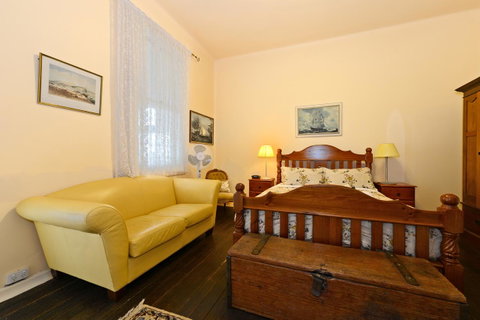 Edinburgh Gallery Bed & Breakfast - Accommodation Redcliffe 31