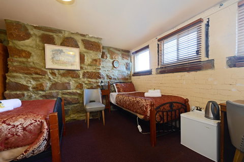 Edinburgh Gallery Bed & Breakfast - Accommodation Redcliffe 9