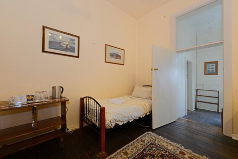 Edinburgh Gallery Bed & Breakfast - Accommodation Redcliffe 40