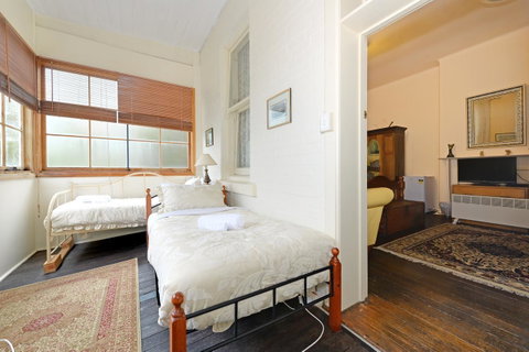 Edinburgh Gallery Bed & Breakfast - Accommodation Redcliffe 39