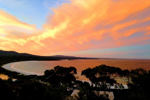 DOLPHIN LOOKOUT COTTAGE - Amazing Views Of The Bay Of Fires - Accommodation Redcliffe 0