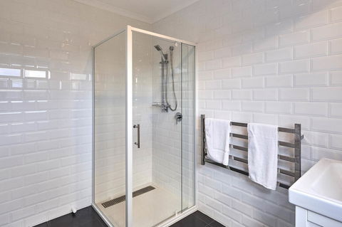 DOLPHIN LOOKOUT COTTAGE - Amazing Views Of The Bay Of Fires - Accommodation Redcliffe 3