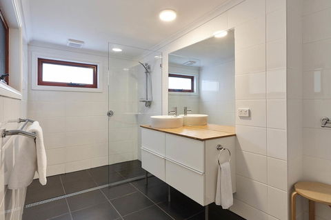 DOLPHIN LOOKOUT COTTAGE - Amazing Views Of The Bay Of Fires - Accommodation Redcliffe 2