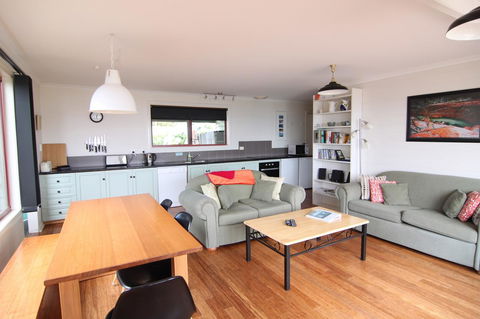 DOLPHIN LOOKOUT COTTAGE - Amazing Views Of The Bay Of Fires - Accommodation Redcliffe 11