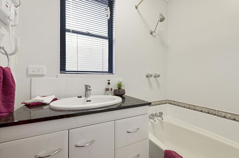 Aruba Apartments - Accommodation Redcliffe 5