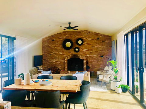 EMBRACING EVANDALE - Hosted By L'Abode Accommodation - Accommodation Redcliffe 1