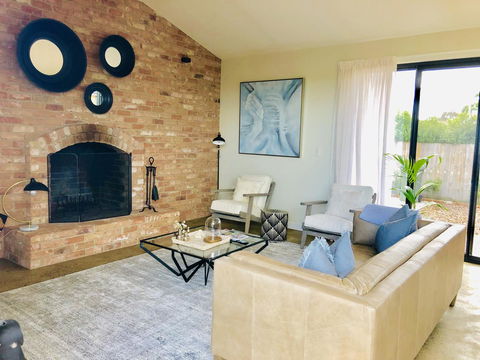 EMBRACING EVANDALE - Hosted By L'Abode Accommodation - Accommodation Redcliffe 5