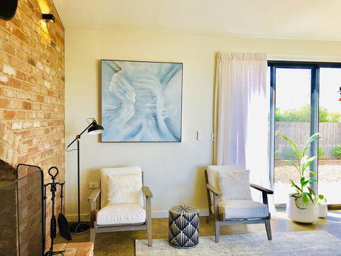 EMBRACING EVANDALE - Hosted By L'Abode Accommodation - Accommodation Redcliffe 9