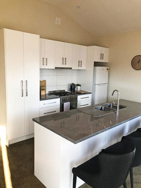 EMBRACING EVANDALE - Hosted By L'Abode Accommodation - Accommodation Redcliffe 19