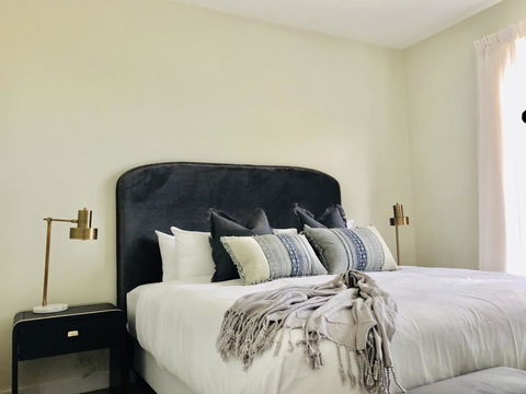 EMBRACING EVANDALE - Hosted By L'Abode Accommodation - Accommodation Redcliffe 14