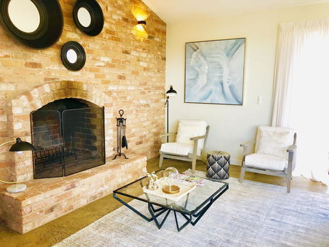 EMBRACING EVANDALE - Hosted By L'Abode Accommodation - Accommodation Redcliffe 8