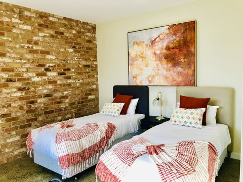 EMBRACING EVANDALE - Hosted By L'Abode Accommodation - Accommodation Redcliffe 15