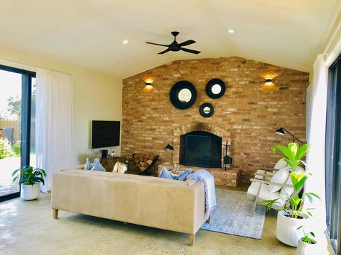 EMBRACING EVANDALE - Hosted By L'Abode Accommodation - Accommodation Redcliffe 7