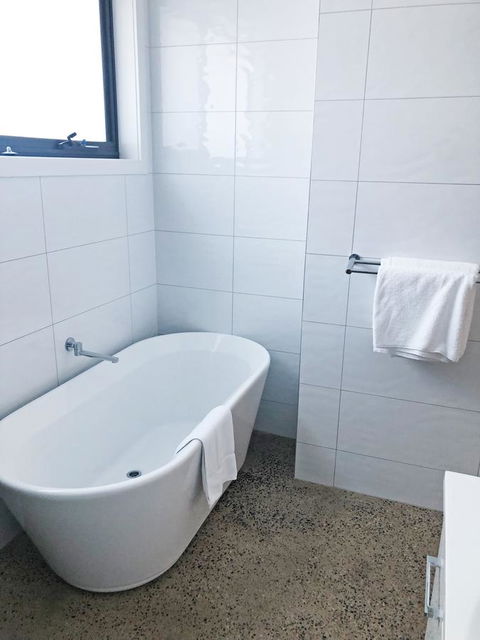 EMBRACING EVANDALE - Hosted By L'Abode Accommodation - Accommodation Redcliffe 25
