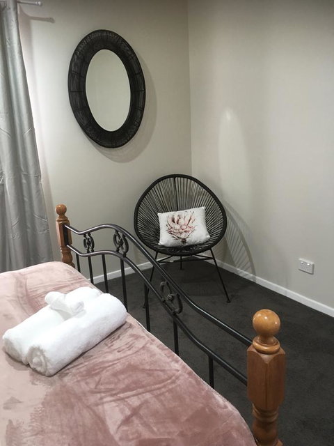 3ree- Spacious & Charming Apartment - Accommodation Redcliffe 5