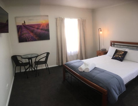3ree- Spacious & Charming Apartment - Accommodation Redcliffe 0
