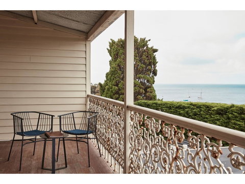 Hotel Sorrento - Accommodation Redcliffe 1