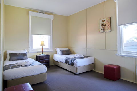 Amaroo Park - Accommodation Redcliffe 5