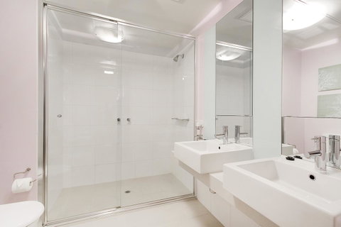 Waterfront Melbourne Apartments - Accommodation Redcliffe 24