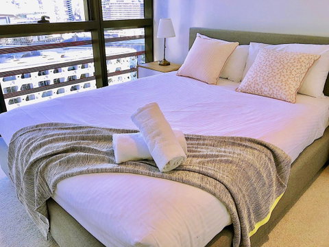 Pride Docklands Waterfront Apartment City View - Accommodation Redcliffe 1