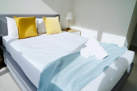 Pride Docklands Waterfront Apartment City View - Accommodation Redcliffe 2