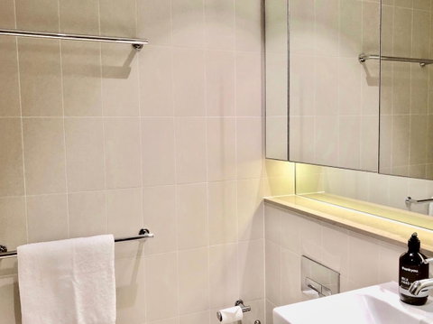 Pride Docklands Waterfront Apartment City View - Accommodation Redcliffe 34