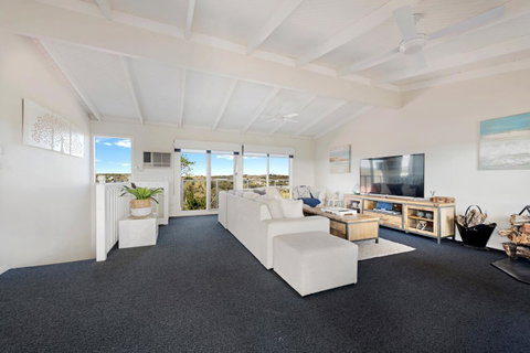 Beachside House - Accommodation Redcliffe 1
