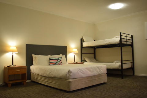 CROWN CENTRAL BUSINESS DISTRICT MOTEL - NO UNDER 18s - Accommodation Redcliffe 40