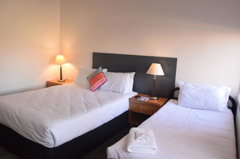 CROWN CENTRAL BUSINESS DISTRICT MOTEL - NO UNDER 18s - Accommodation Redcliffe 31