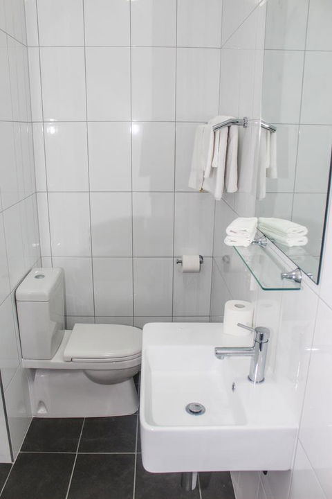 CROWN CENTRAL BUSINESS DISTRICT MOTEL - NO UNDER 18s - Accommodation Redcliffe 17