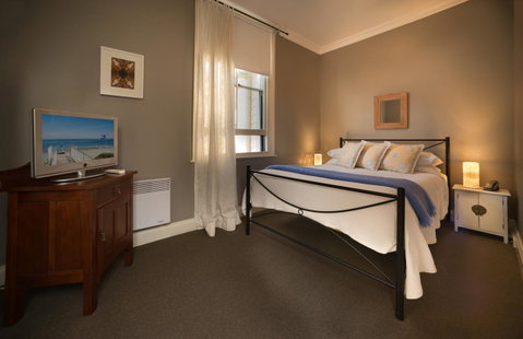 Athelstane House - Accommodation Redcliffe 15