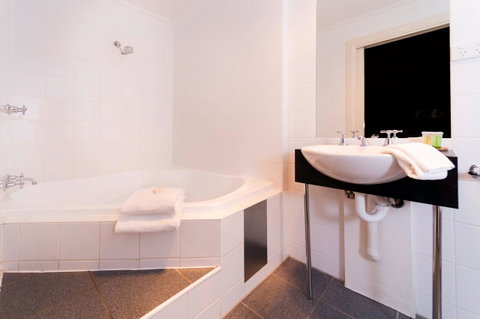 Athelstane House - Accommodation Redcliffe 20