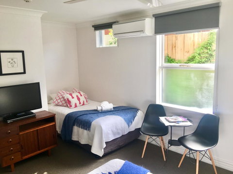 Athelstane House - Accommodation Redcliffe 7