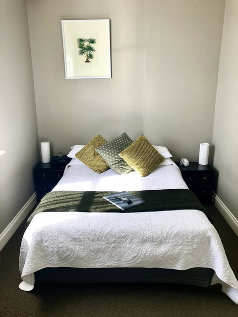 Athelstane House - Accommodation Redcliffe 6