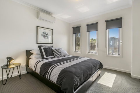 Marina Beach - Accommodation Redcliffe 0