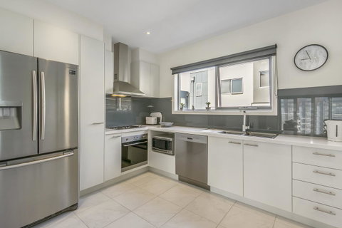 Marina Beach - Accommodation Redcliffe 2