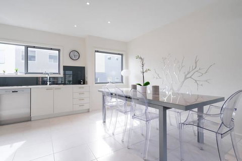 Marina Beach - Accommodation Redcliffe 8