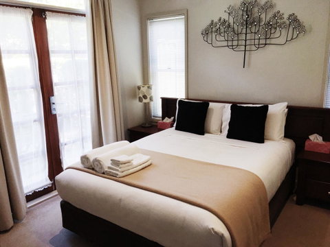 Luxury Abalina Cottages - Accommodation Redcliffe 3