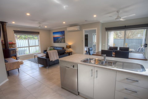 Luxury Abalina Cottages - Accommodation Redcliffe 7