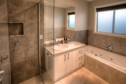 Luxury Abalina Cottages - Accommodation Redcliffe 10